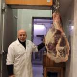 Anche Pino si lamenta dei supermercati, ponendo l�attenzione sulla pi� bassa qualit� della carne venduta. �Oggi purtroppo si preferisce spendere di meno piuttosto che mangiare roba buona�, dice mentre ci mostra soddisfatto una grande coscia di bovino  